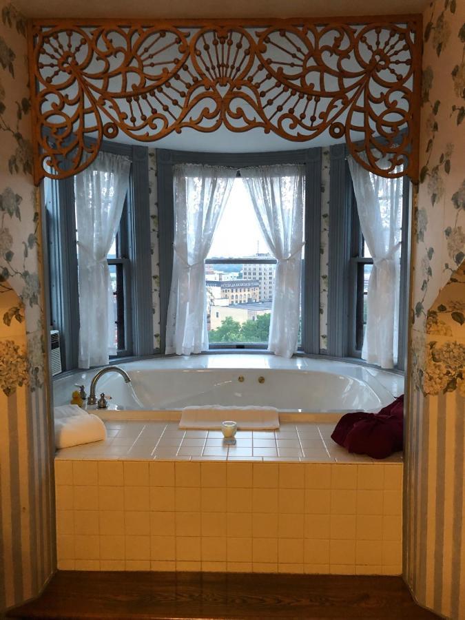The Hancock House Bed & Breakfast Inn Dubuque Bagian luar foto