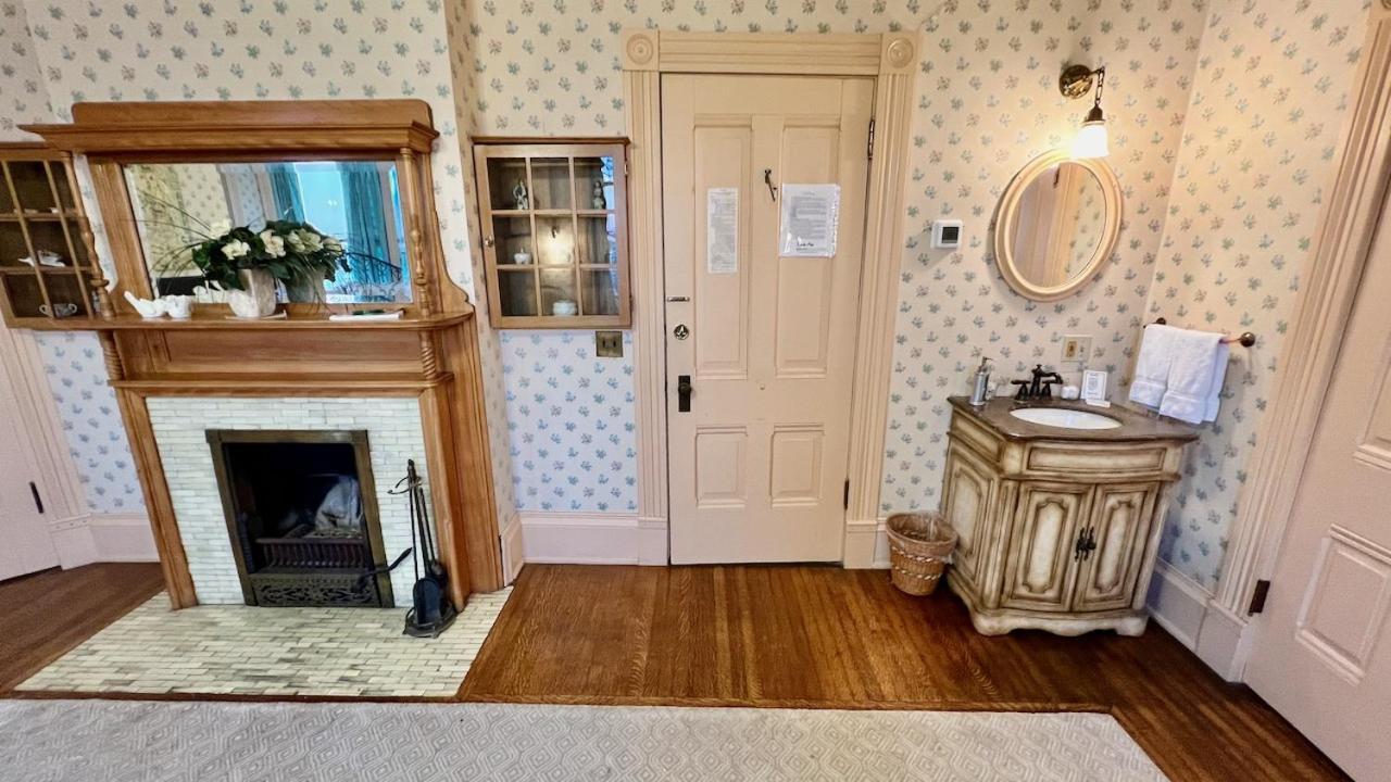 The Hancock House Bed & Breakfast Inn Dubuque Bagian luar foto
